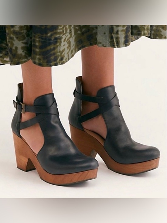 Free People Shoes - • SOLD • Free People Leather Cedar Clogs Sz 39 US 8.5